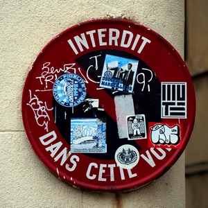 Panneau d'interdiction de stationnement recouvert d'autocollants - France  - collection de photos clin d'oeil, catégorie clindoeil